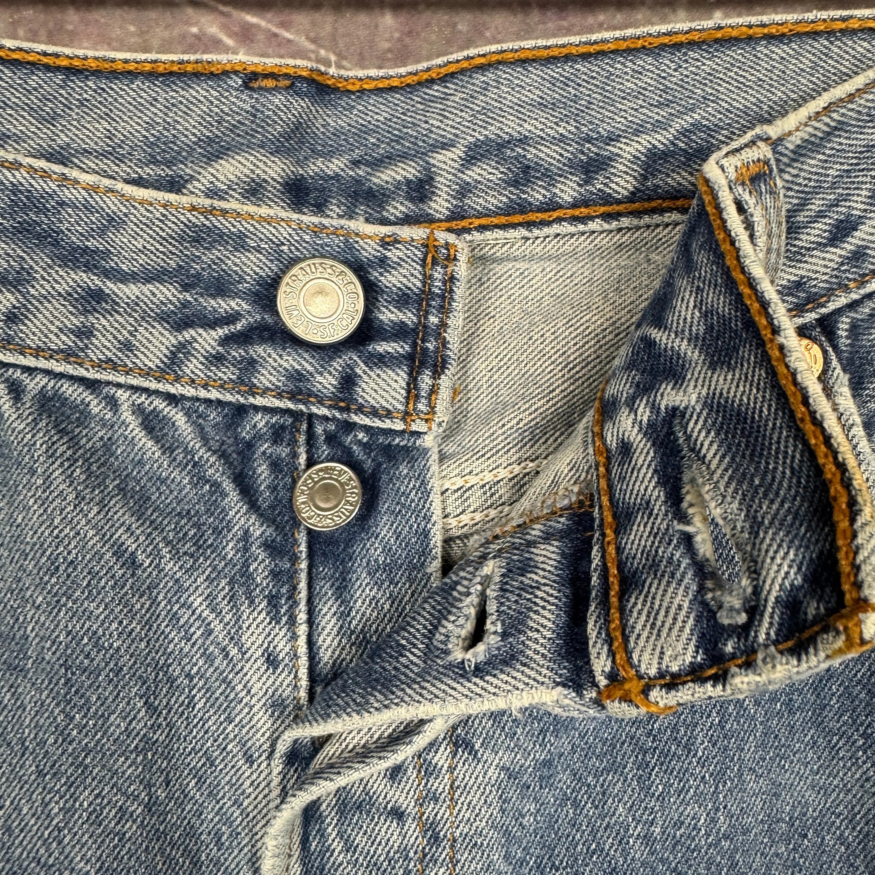 90s Light Wash Levi's 501 Denim Jeans 33x35 0702