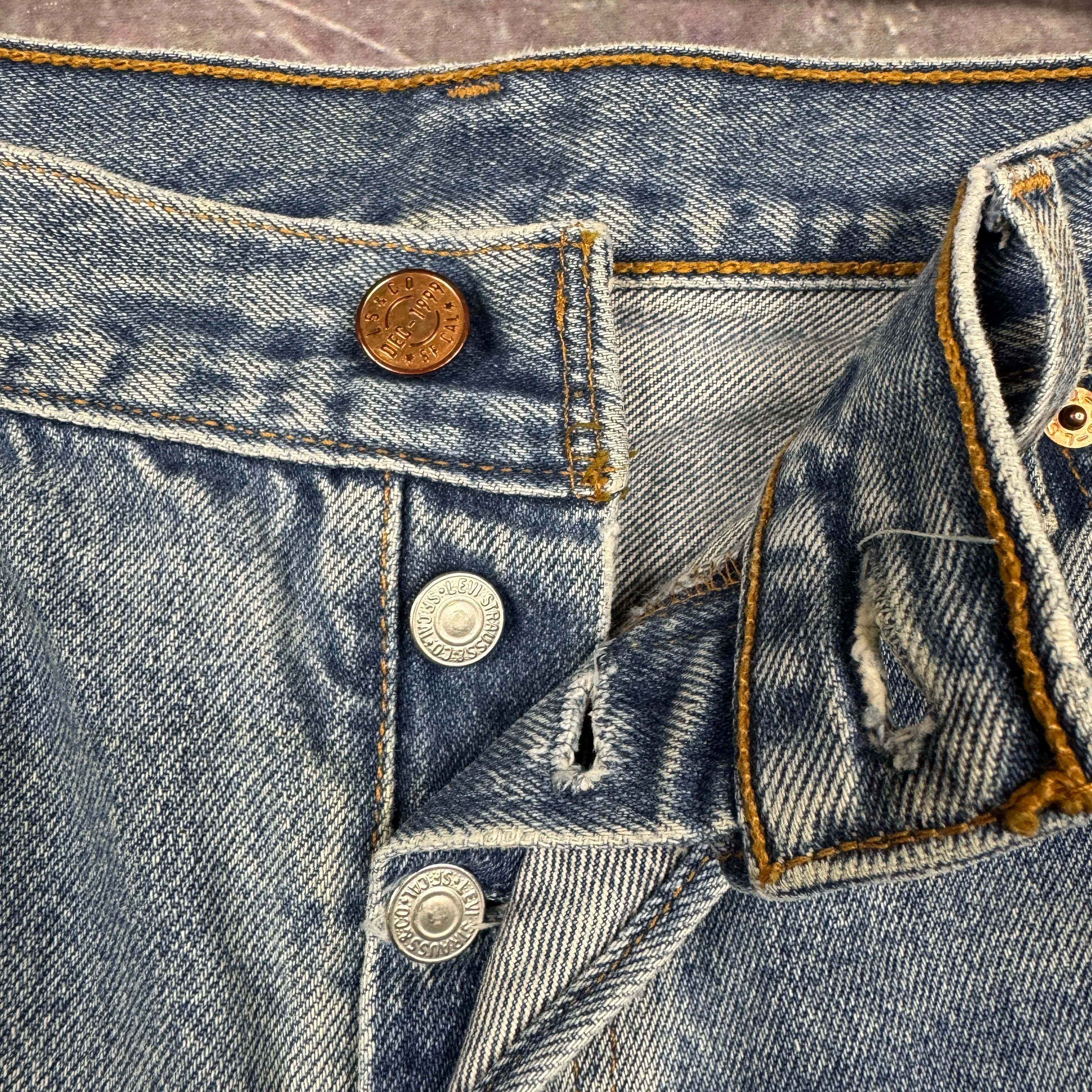 90s Light Wash Levi's 501 XX Denim Jeans 35x29 0775