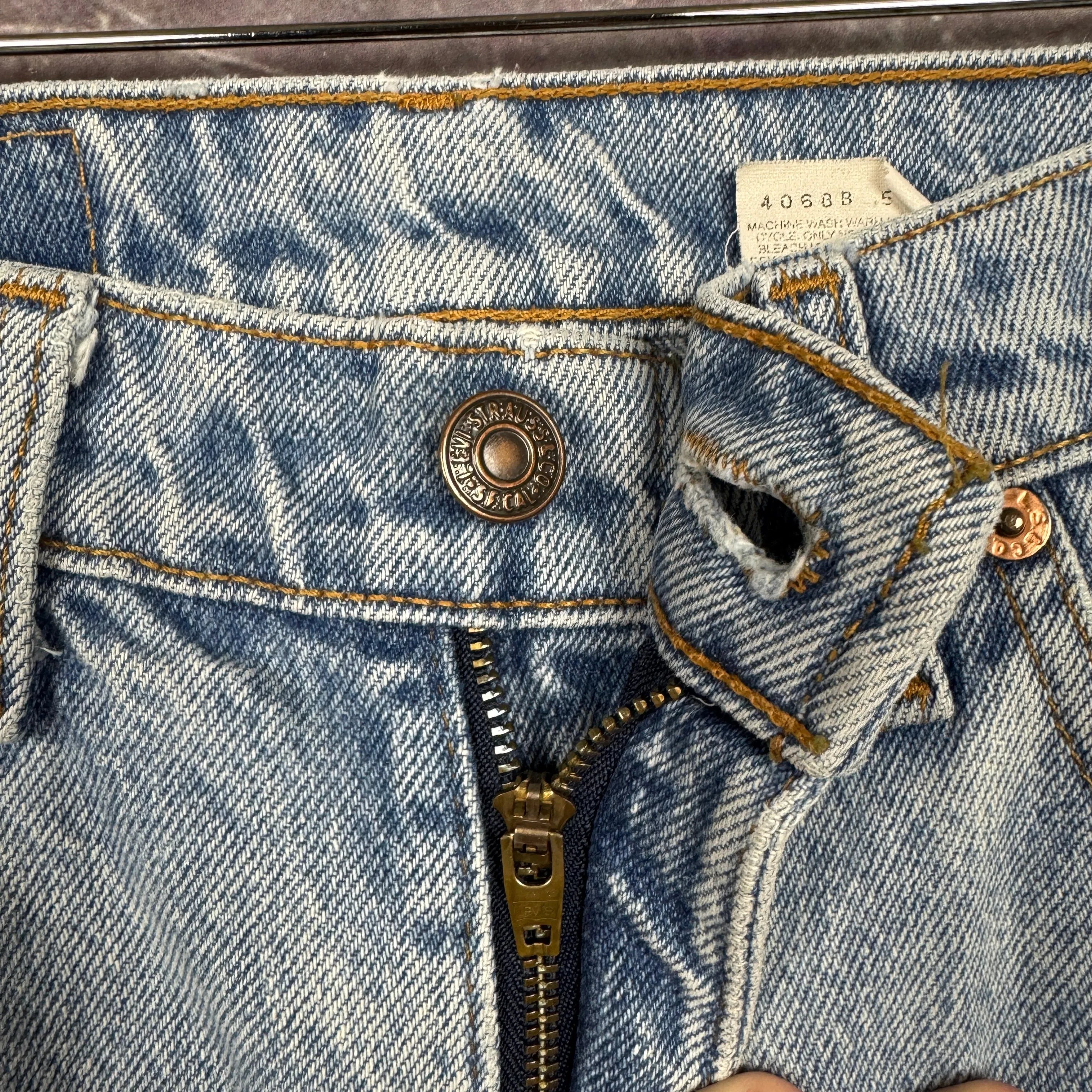 90s Light Wash Levi's 505 Denim Jeans 31x28 0697