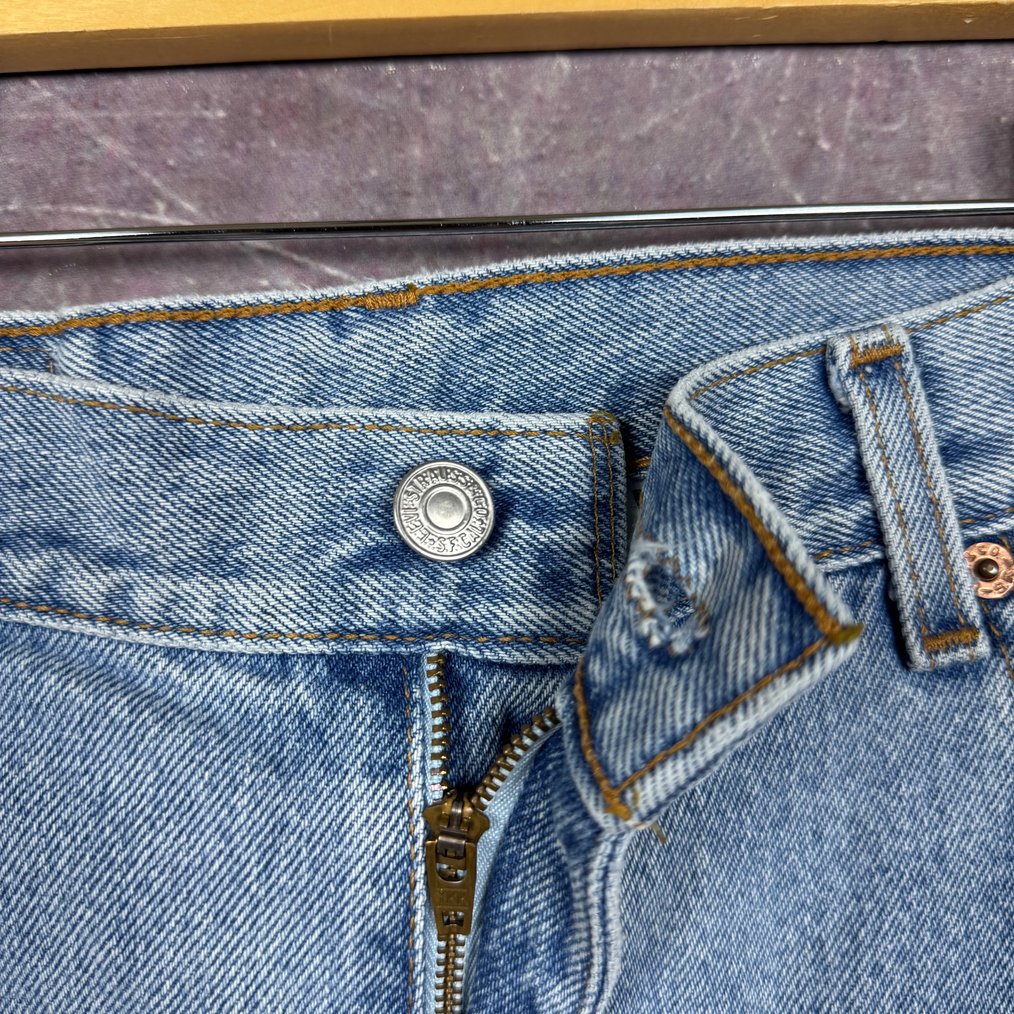 90s Light Wash Levi's 550 Denim Jeans 30x30 2074