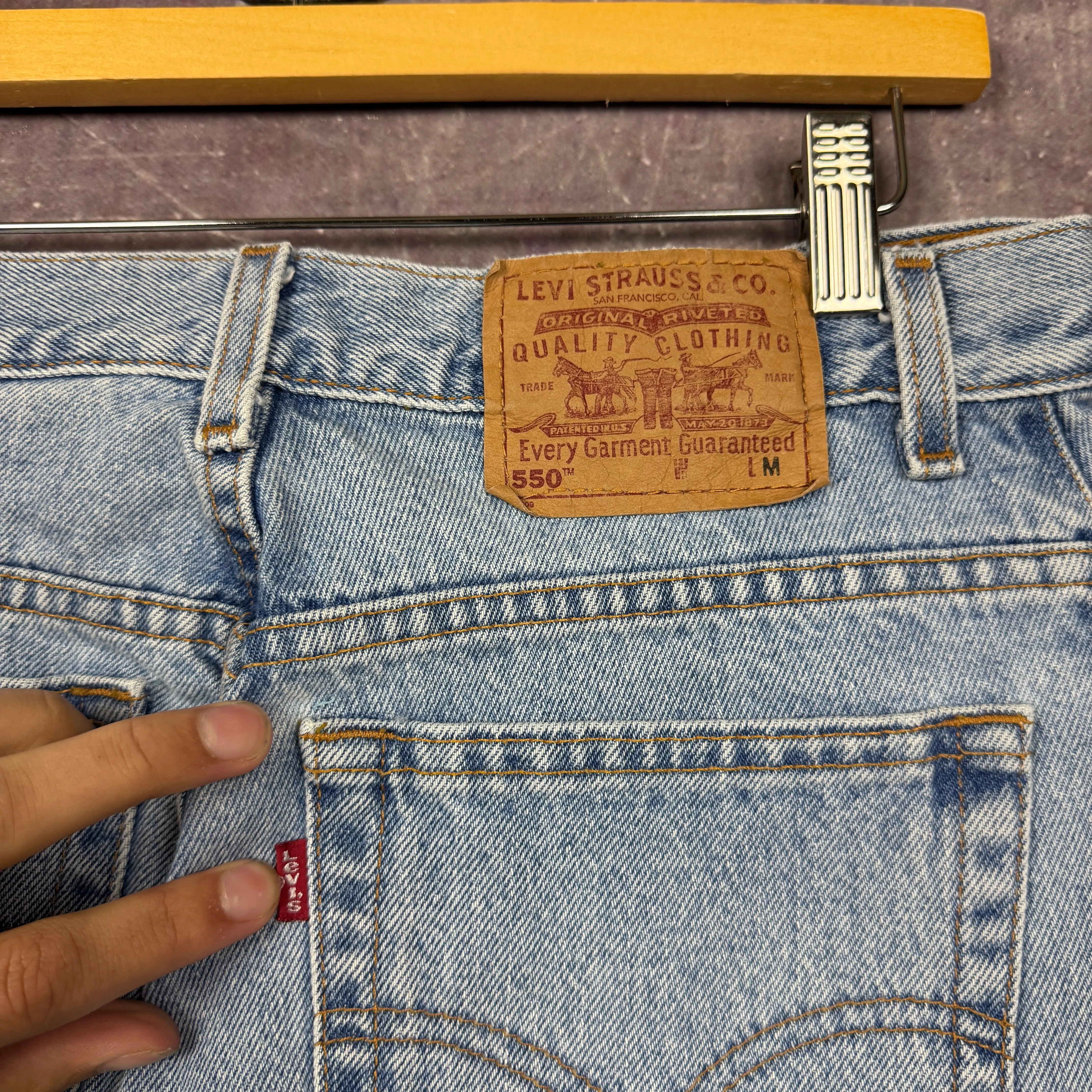 90s Light Wash Levi's 550 Denim Jeans 30x30 2074