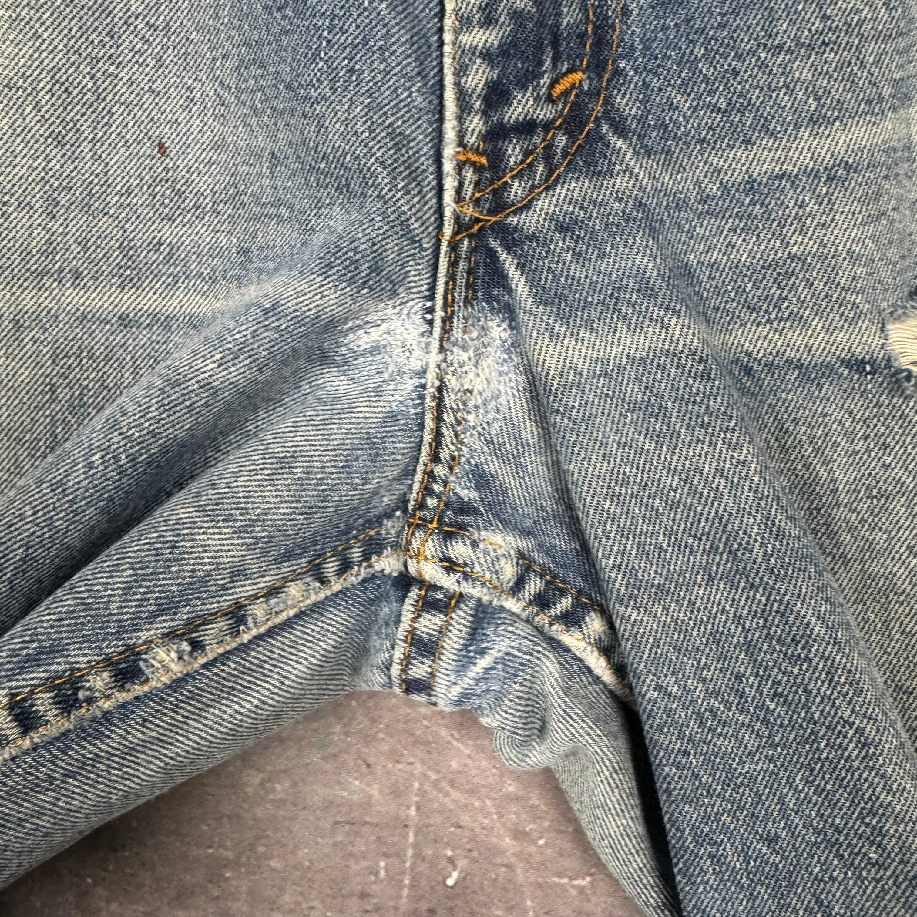 90s Medium Wash Distressed Levi's 550 Denim Jeans 35x32.5 0682